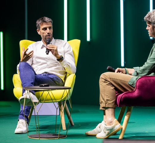 Conférencier sur scène