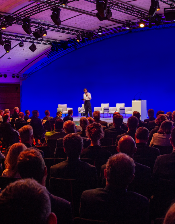 Conférence avec un conférencier de l'agence Premium Communication